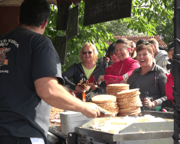 Na tradiční slováckou kuchyni se ve Skanzenu Rochus stály dlouhé fronty