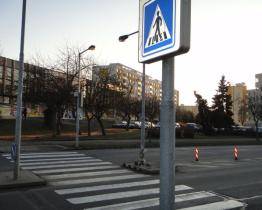 Šestaosmdesátiletý senior srazil na přechodu dívku. Přecházela na zelenou