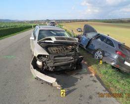 Předjíždějící motorkář způsobil hromadnou nehodu u Bílovic. Několik řidičů se zranilo