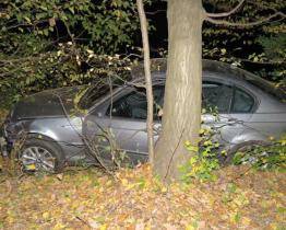 Opilý řidič se snažil ujet před policejní hlídkou. Zběsilá jízda skončila havárií