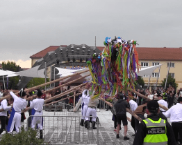 Andělské hody zahájilo stavění máje