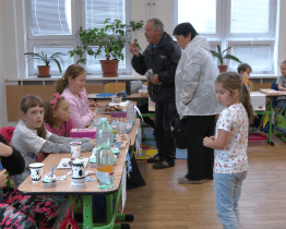 Škola se proměnila v evropskou tržnici i bankovní dům