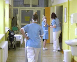 Nemocnice rozšiřuje týmy peerů a interventů