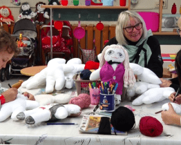 Už dvacet let si malí pacienti hrají s Kiwanis panenkami