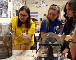 Kapka fyziky ukázala vědu v praxi