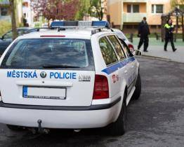 V Kroměříži řádili výtržníci. Ničili automobily, zastávku i kontejnery na odpad