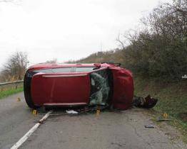Středa na silnicích Uherskohradišťska: cyklista a chodkyně skončili po srážce s vozidly v nemocnici
