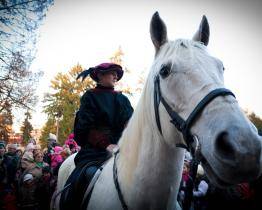 Svatý Martin na bílém koni vyrazí do ulic Zlína za doprovodu malých Martínků