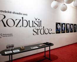 Taháky roku 2023 ve Slováckém divadle: komedie šitá na míru nebo vizuálně podmanivý milostný příběh