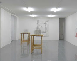 Kabinet T. zdobí výstava Prostor mezi námi 