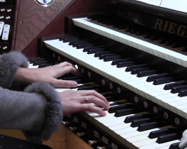 Učitelé a žáci ZUŠ zahráli skladby pro varhany a žestě