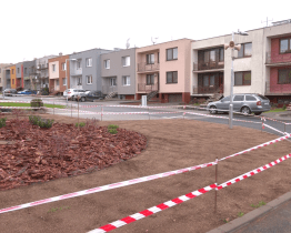 V ulicích Květná, Zahradní a Mírová se už jezdí po novém asfaltu 