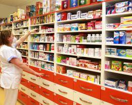 Dětské léky proti horečce z pultů rychle mizí. Někteří rodiče je skupují do zásoby