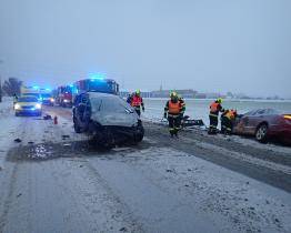 Silnici I/55 u Hulína uzavřela tragická nehoda. Srážku dvou aut nepřežil mladý řidič