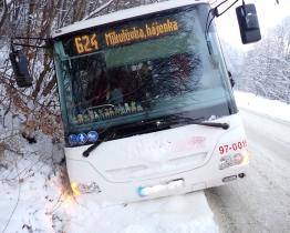 Linkový autobus s 15 pasažéry sjel do příkopu. Cestující se nemohli dostat ven