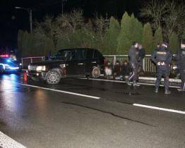 Auto s osmi uprchlíky ujíždělo před policií. Nebezpečnou jízdu ukončil až zastavovací pás