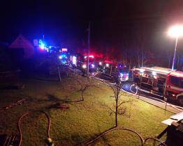 V Zubří hořel rodinný dům. Rodina našla dočasný azyl u sousedů