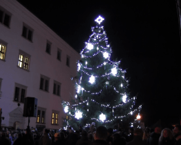 Před rozsvícením vánočního stromu prošel Uherským Ostrohem průvod