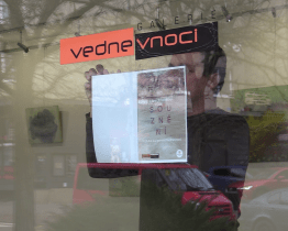 Výstava v galerii Vednevnoci představuje díla Adama Procházky