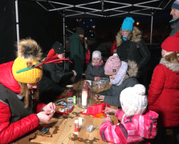 Děti vyráběly v rámci dílniček ozdoby 