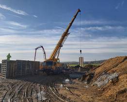 Díky teplému počasí pokračují práce na stavbě dálnice D55 mezi Babicemi a Bzencem