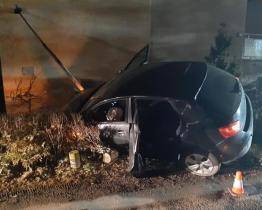 Opilá řidička narazila ve Zlíně do sloupu. Ten se vyvrátil a spadl na zeď rodinného domu