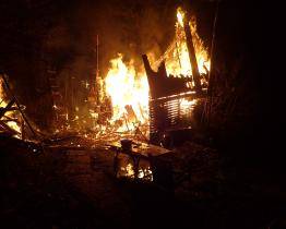 V neděli večer hořela ve Zlíně chata. Po příjezdu hasičů byla už celá v plamenech