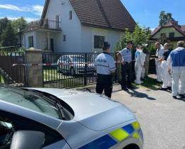 Počkal, až žena a děti usnou, a poté je usmrtil. Kriminalisté hrůzný případ ze srpna odložili