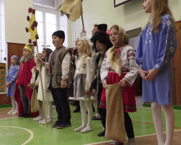 Děti předvedly svým spolužákům ukrajinské koledování 