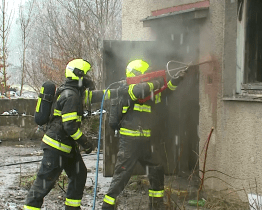 Hasiči obsadili budovu určenou k demolici