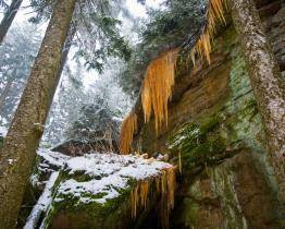 Barevné ledopády Pulčínských skal jsou opravdovým skvostem