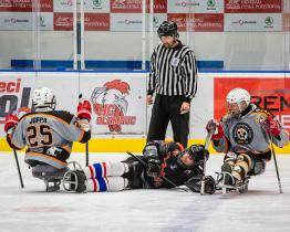 Semifinále se stěhuje do Zlína! Sledge hokejisté chtějí konec série i postup 