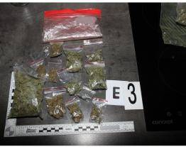 Žena na mateřské prodávala ve velkém drogy. Přišla si na více než 230 tisíc korun