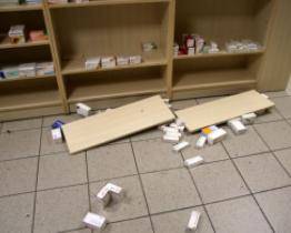 V Napajedlích se muž vloupal do lékárny. Na výzvy policistů nereagoval a snažil se před nimi utéct