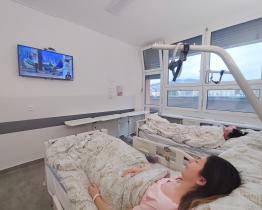 Baťova nemocnice nakoupila dvě stě nových televizí. Pacienti je budou moci sledovat zdarma