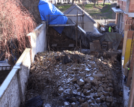 Stavbu domu přírody zkomplikovalo zhroucení hradeb