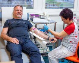 Vsetínská nemocnice přivítala letošního tisícího dárce krve. Společně přišli darovat i gymnazisté z Valmezu