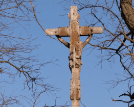 Ostrožská Nová Ves nechala opravit Boží muka, můstek, kolotoče a posilovací stroje 