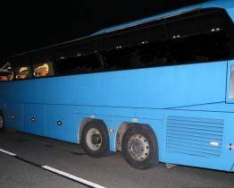 Při střetu kamionu s autobusem se vážně zranila cestující žena. Řidič kamionu od nehody ujel