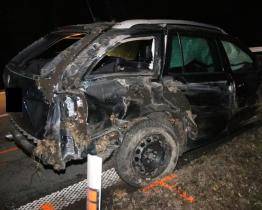 Opilý řidič nezvládl zatáčku a dostal smyk. Se spolujezdkyní skončil v nemocnici