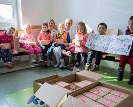 Děti ze školky potěšily malé pacienty v čekárnách. Dřevěné kostky jim zpříjemní čekání