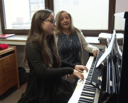 Zvuk nového pianina už zní zdmi hodonínské ZUŠky