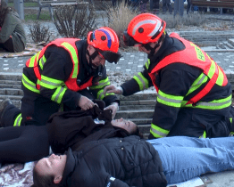 Lidé procházející Dolním náměstím byli svědky rozsáhlého cvičení hasičů