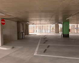 Třípodlažní parkovací dům u sportovního areálu je v plném provozu