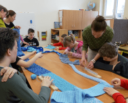 ZŠ Šafaříkova se chystá na Den autismu pletením dlouhatánské modré šály