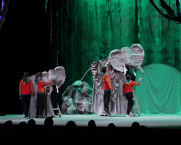 V Kouzelné zahradě hraje a tančí téměř stovka muzikantů, tanečnic a herců 