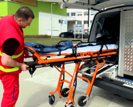 Vsetínská nemocnice investuje do nových dopravních sanitek