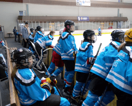 Hokejový tým dívek vzdoroval klukům