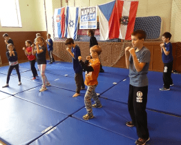 V kurzech sebeobrany se děti učí reagovat na krizové situace