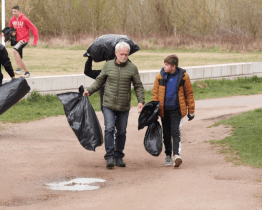 Během akce Samo se to neuklidí nasbírali dobrovolníci 150 pytlů odpadu